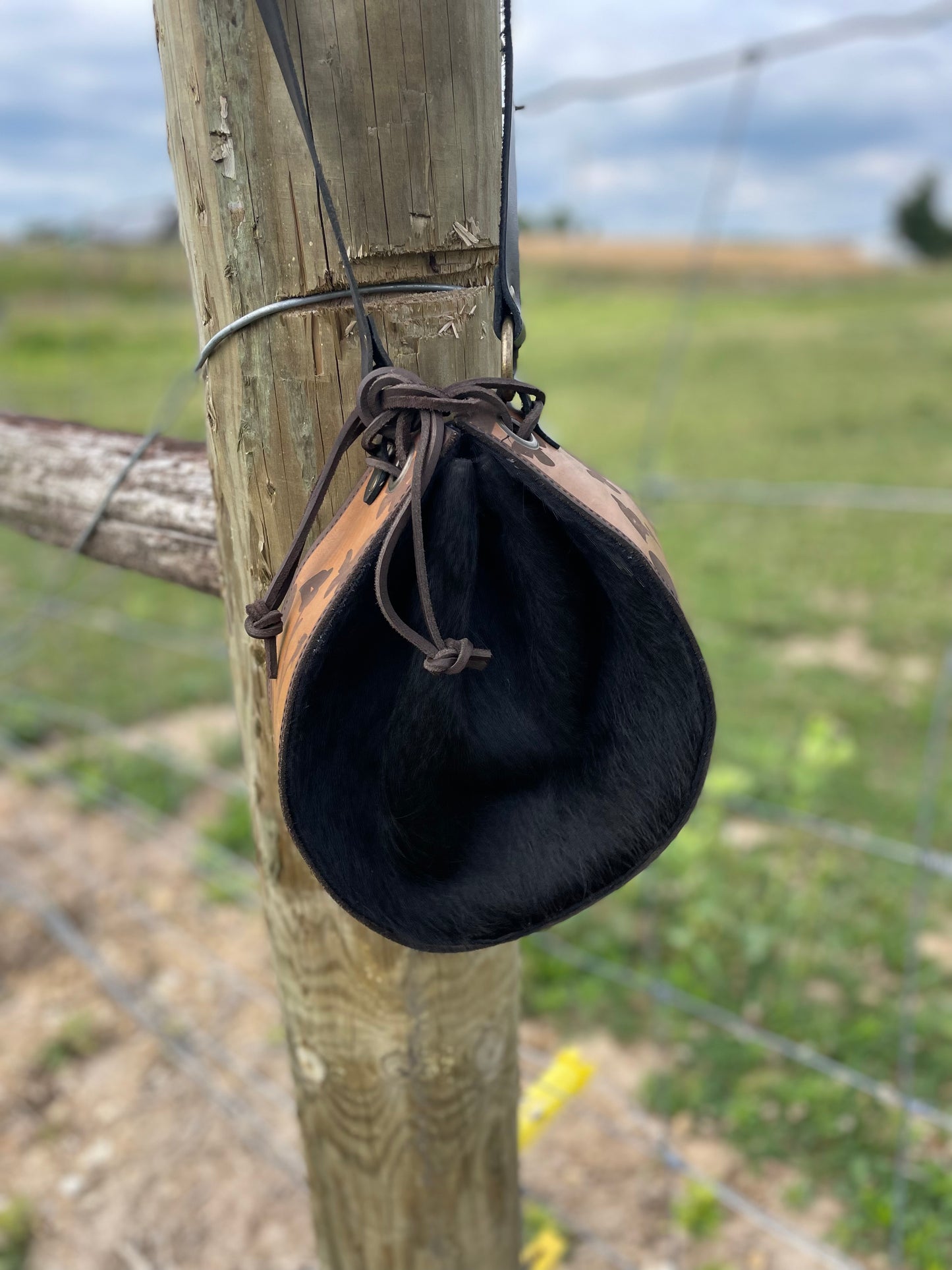 Teardrop Cowhide Crossbody (black)