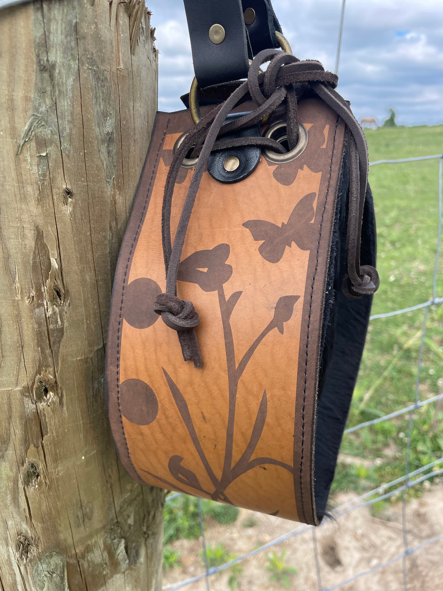 Teardrop Cowhide Crossbody (black)